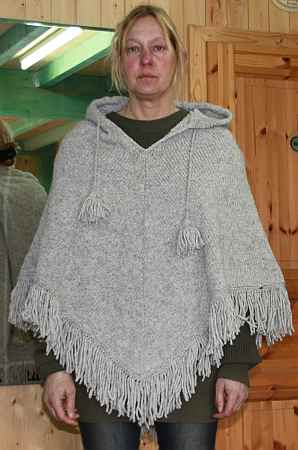 grauer alpaka poncho.jpg
