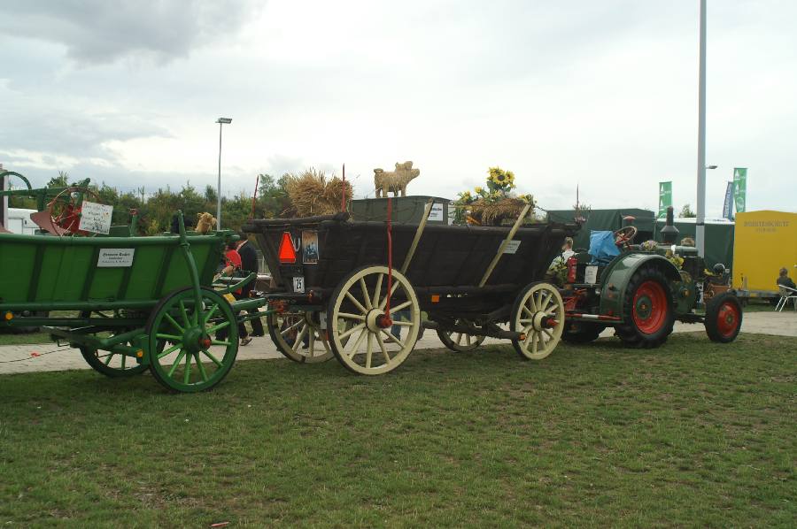 Alte wagen mit Lanz Bulldog.JPG